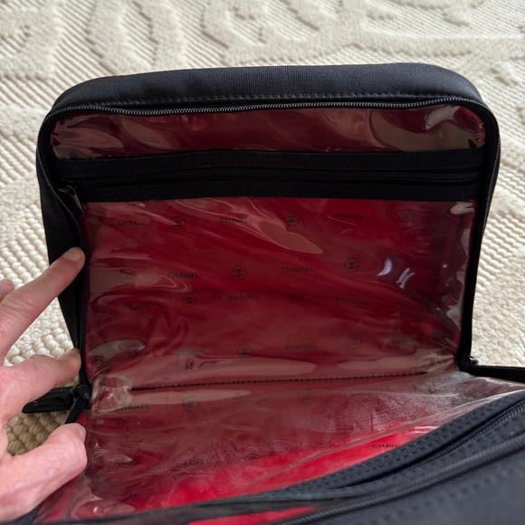 CHANEL PARFUMS AUTHENTIC BLACK ZIPPERED COSMETICS POUCH WITH RED LOGO LINING - Picture 4 of 8